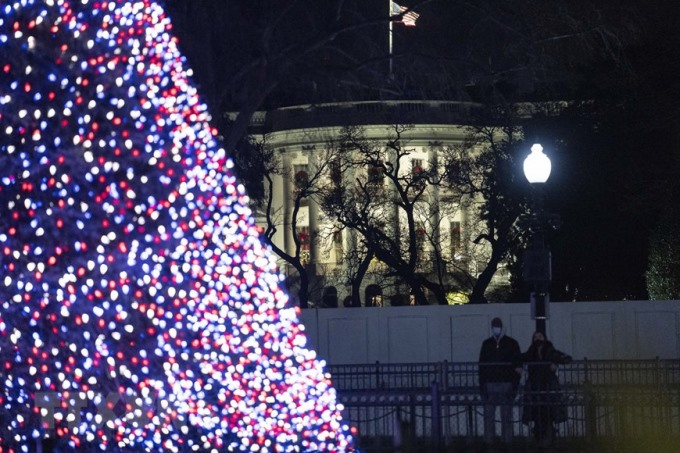 Cây thông Noel được thắp sáng rực rỡ tại Washington, D.C., Mỹ. (Ảnh: THX/TTXVN)