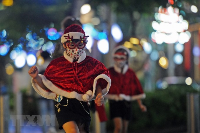 Trẻ em trong trang phục hóa trang ông già Noel tại Singapore. (Ảnh: THX/TTXVN)