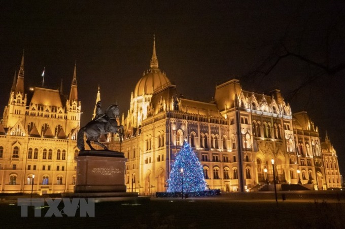 Cây thông Noel được thắp sáng rực rỡ để chào đón Giáng sinh tại Budapest, Hungary. (Ảnh: THX/TTXVN)