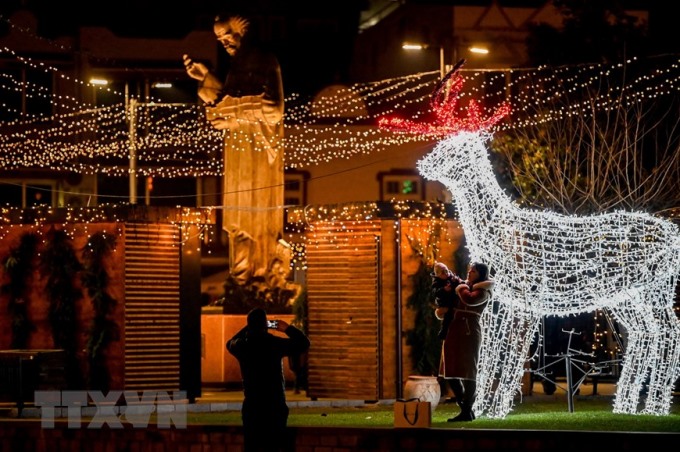 Đường phố được trang hoàng rực rỡ đón Giáng sinh tại Ohrid, Cộng hòa Bắc Macedonia. (Ảnh: THX/TTXVN)