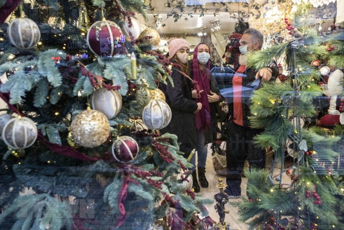 Người dân mua đồ trang trí Giáng sinh tại một khu chợ ở Tehran, Iran. (Ảnh: THX/TTXVN)