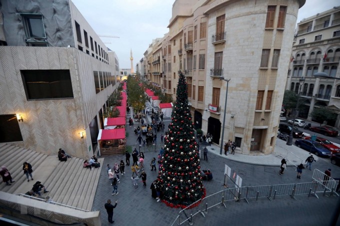 Cây thông Noel khổng lồ tại Beirut, Liban. (Ảnh:THX/TTXVN)