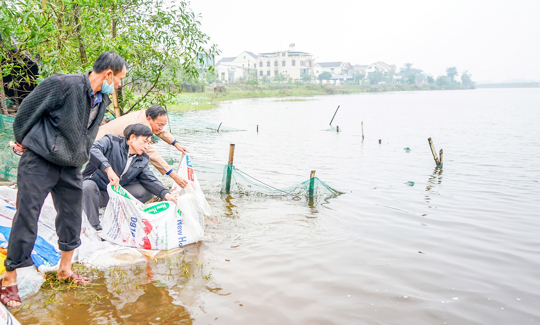 Thả cá giống bảo vệ nguồn lợi tại hồ chứa nước Khe Chè Thượng, thị trấn Diên Sanh, huyện Hải Lăng-Ảnh: T.Q​