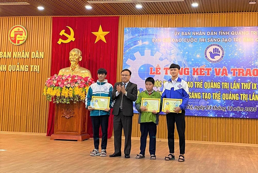Ông Lê Đức Tiến, Phó Chủ tịch UBND tỉnh Quảng Trị trao giải Nhì cho các tác giải, nhóm tác giả đạt giải