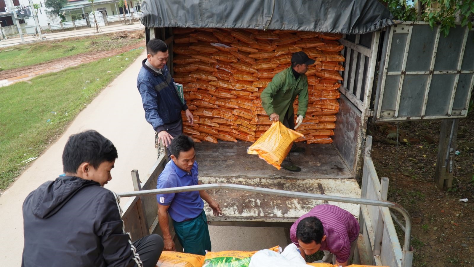 Phân bổ giống lúa cho các xã, thị trấn Cam Lộ cấp phát cho nông dân sản xuất vụ Đông xuân