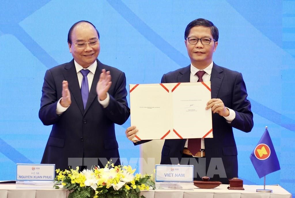 Thủ tướng Nguyễn Xuân Phúc, Chủ tịch ASEAN 2020 chứng kiến Lễ ký Hiệp định Đối tác Kinh tế Toàn diện Khu vực RCEP. Ảnh: Thống Nhất – TTXVN