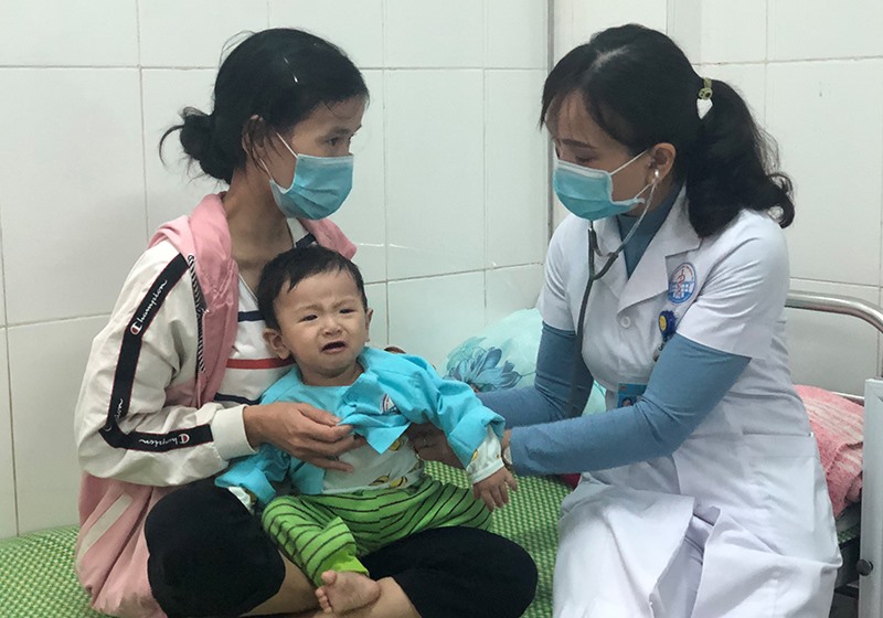 Chăm sóc điều trị cho trẻ tại Bệnh viện Đa khoa tỉnh -Ảnh: H.N​