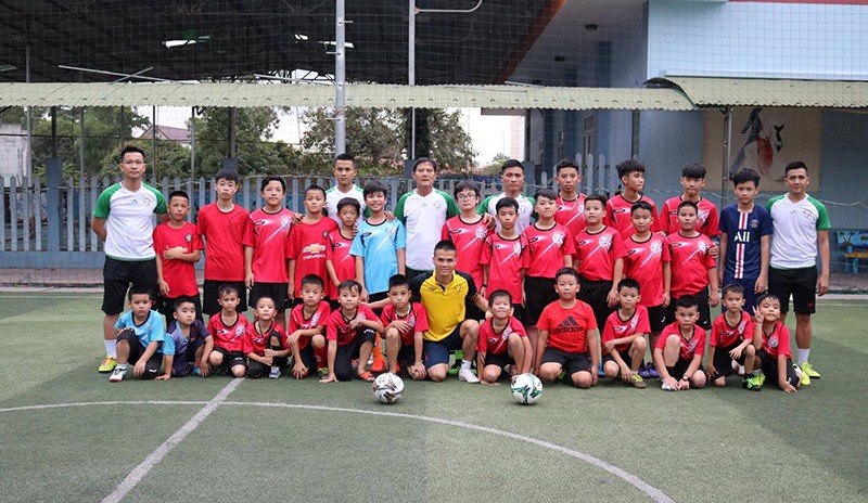 Quang Lâm (thứ nhất, từ bên trái sang) luôn làm tốt công tác huấn luyện, đào tạo trẻ tại Trung tâm Bóng đá cộng đồng Văn Học -Ảnh: M.Đ​