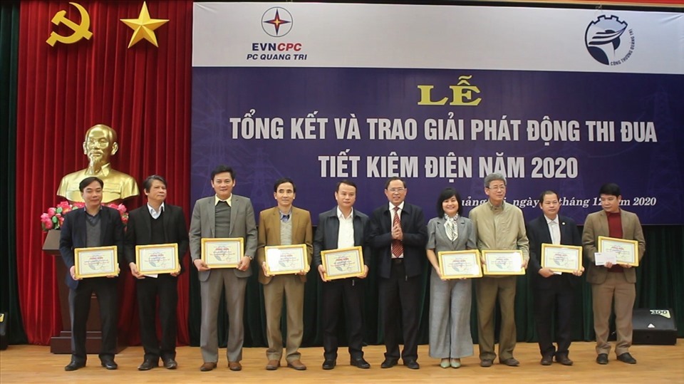 Ông Lê Quang Vĩnh - Giám đốc Sở Công Thương tỉnh Quảng Trị trao giải cho các Cơ quan công sở đạt giải. Ảnh: MINH THÀNH
