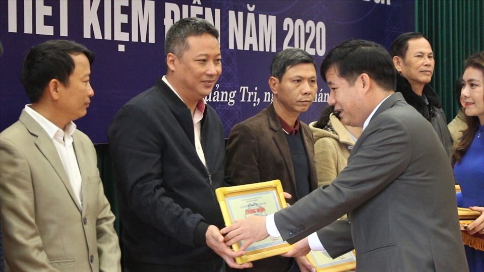 Phó Giám đốc Công ty Điện lực Quảng Trị Nguyễn Đăng Phi trao giải cho các Đơn vị đạt giải tiết kiệm điện trong sản xuất. Ảnh: M.T