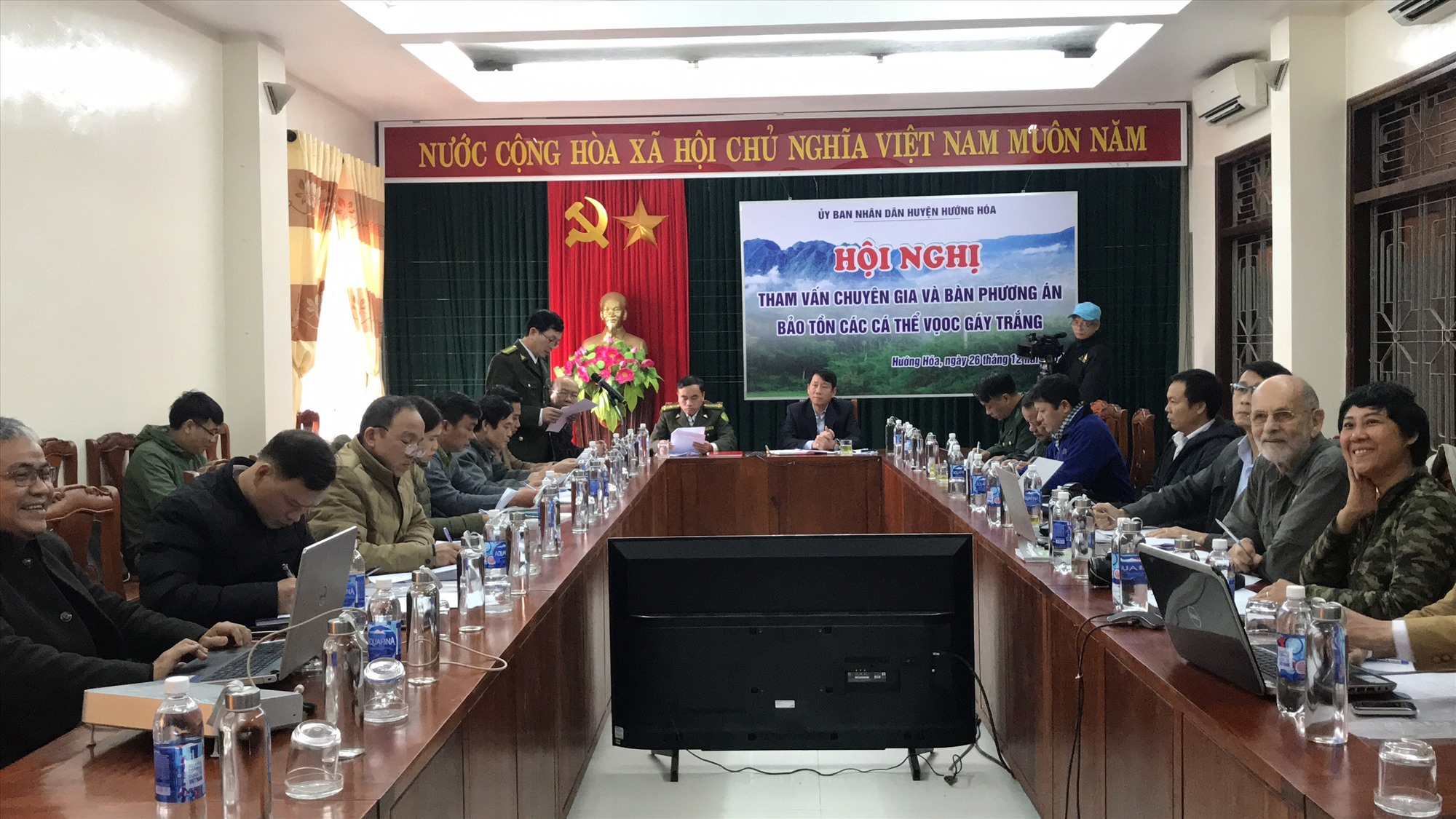 UBND huyện Hướng Hóa lấy ý kiến các chuyên gia về phương án bảo tồn các cá thể Voọc gáy trắng - Ảnh: L.T