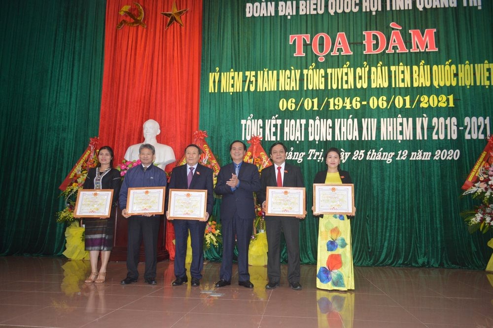 Trao bằng khen của UBND tỉnh cho các đại biểu Quốc hội tỉnh