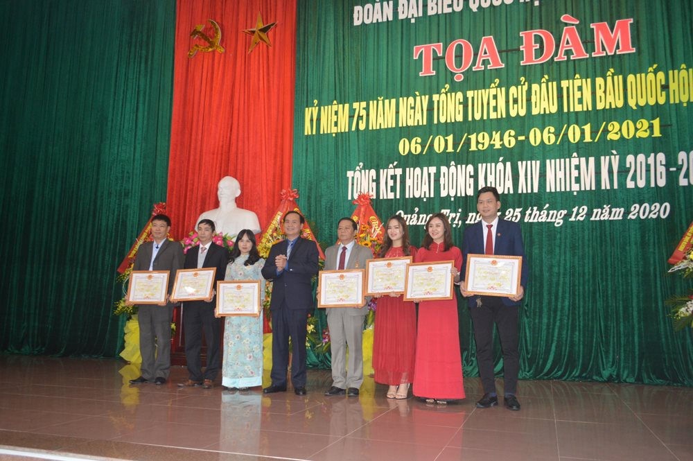 Trao bằng khen của UBND tỉnh cho các cá nhân, tập thể thuộc Văn phòng Đoàn ĐBQH tỉnh