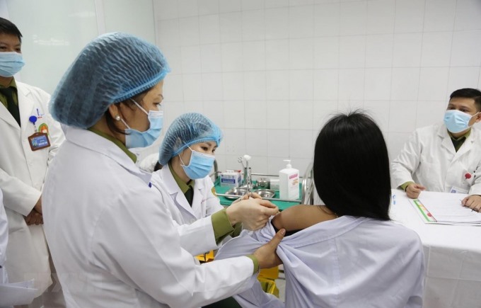 Tiêm mũi vắcxin đầu tiên ngừa COVID-19 Nano Covax nhóm liều 50mcg cho tình nguyện viên nữ. (Ảnh: Diệp Trương/TTXVN)