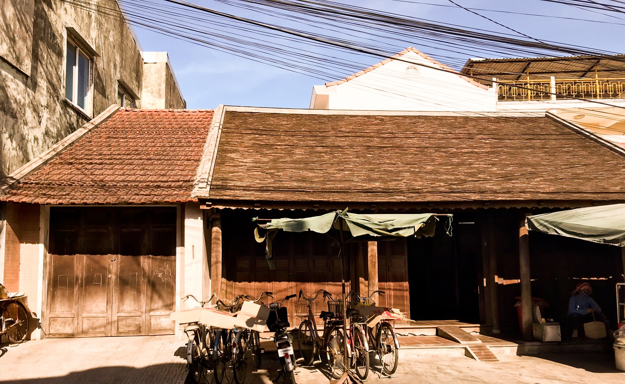 Sau gần 200 năm, ngôi nhà vẫn trường tồn với thời gian trong khu phố cổ Bao Vinh .