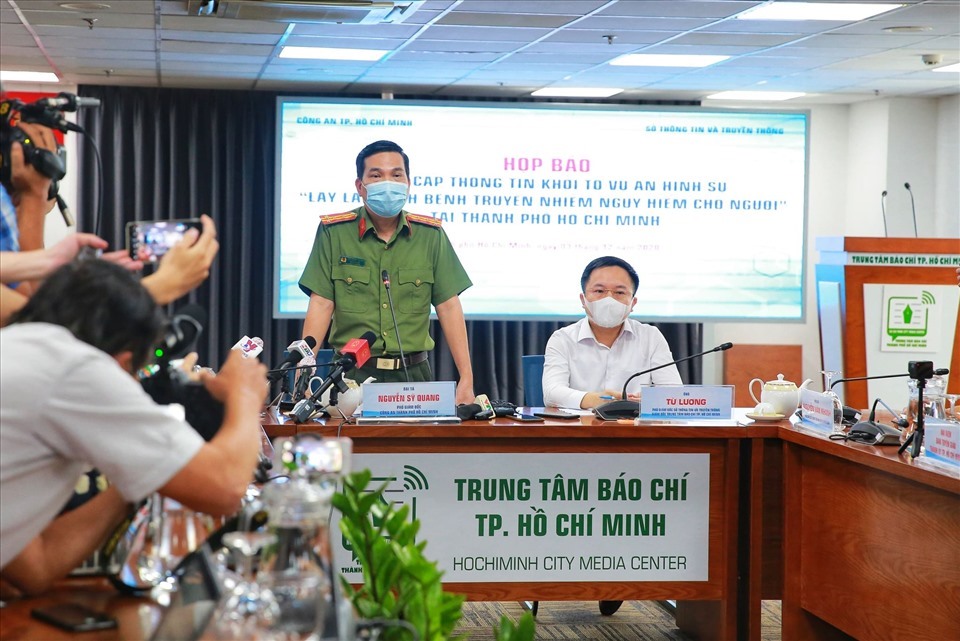 Đại tá Nguyễn Sỹ Quang cho biết chưa khởi tố bị can vì vụ việc đặc thù cần tuân thủ quy định phòng chống dịch bệnh, cần thời gian để xử lý.12h35': Đã ra quyết định khởi tố vụ án Làm lây lan dịch bệnh