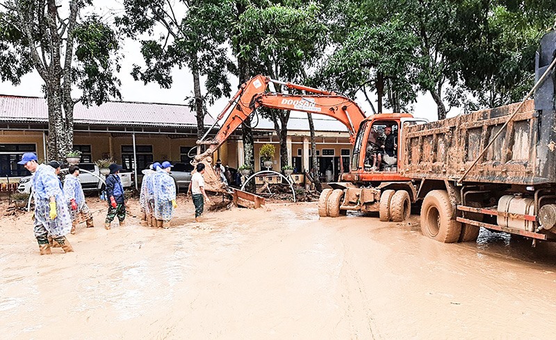 Công tác khắc phục hậu quả tại xã Hướng Việt sau đợt lũ lụt tháng 10/2020 - Ảnh: Đ.T​