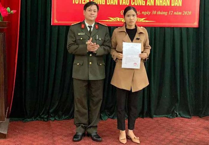 Công an tỉnh Quảng Trị công bố quyết định tuyển dụng cán bộ đối với thân nhân liệt sĩ Trương Văn Thắng