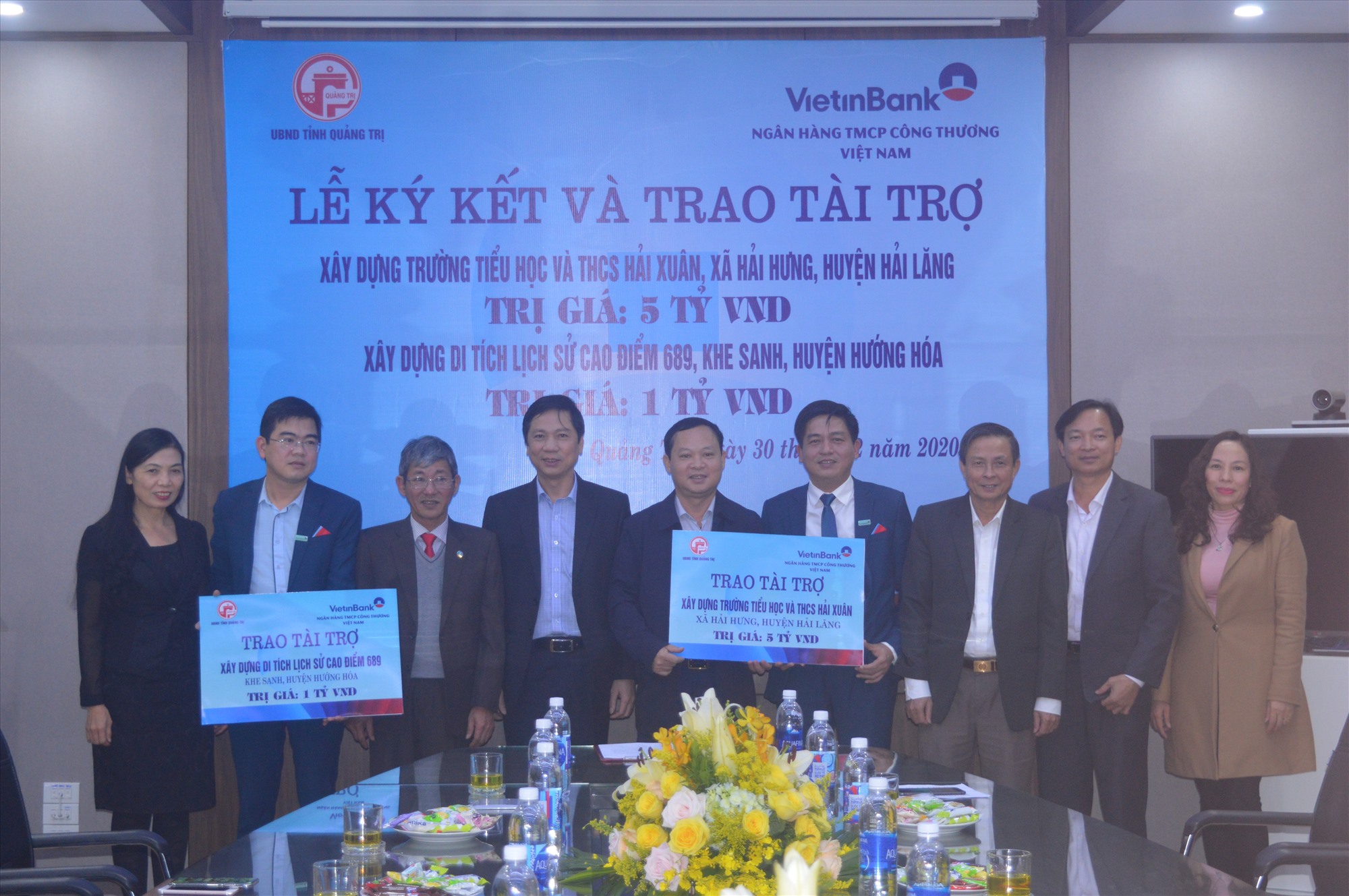 Phó Giám đốc phụ trách VietinBank chi nhánh Quảng Trị Nguyễn Đính (thứ 6 từ trái sang) trao biển tượng trưng số tiền hỗ trợ cho các đơn vị - Ảnh: L.T