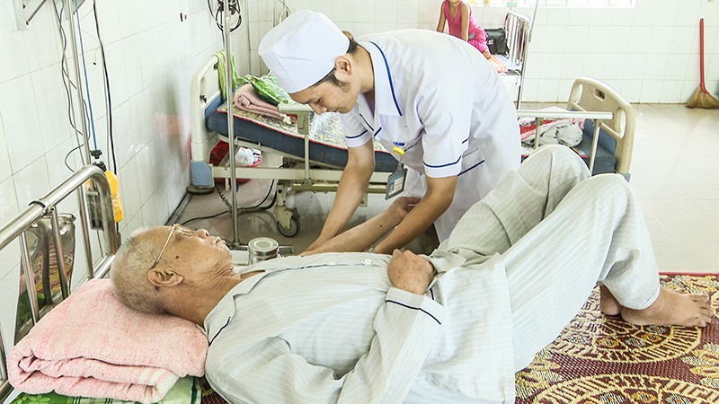 Bác sĩ Trung tâm Y tế huyện Cam Lộ tận tình chăm sóc sức khỏe Nhân dân - Ảnh: T.H​