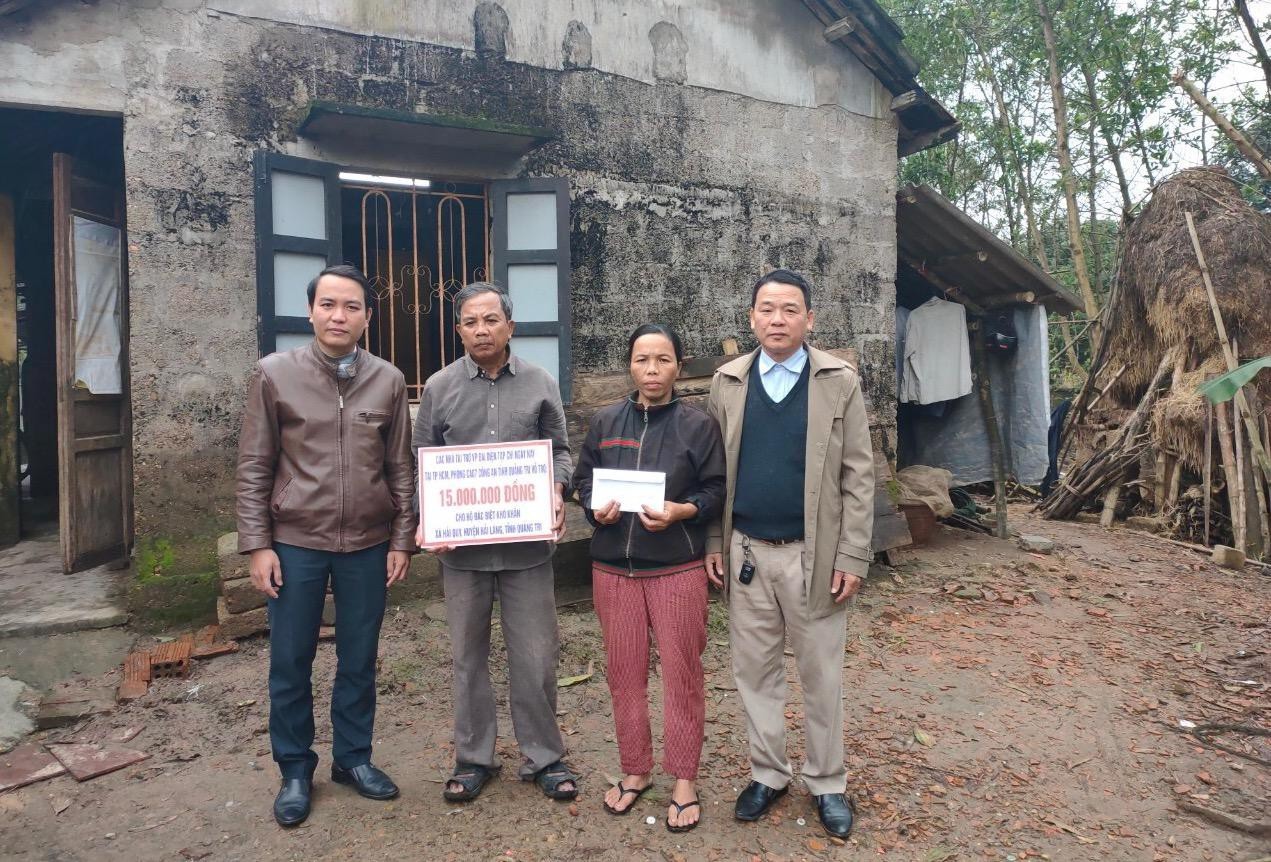 Đại diện Toà soạn Ngày Nay, Phòng Ngoại tuyến Công an tỉnh Quảng Trị và Chính quyền địa phương trao tiền hỗ trợ cho người dân.