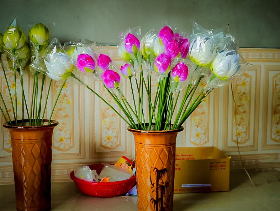 Sản phẩm hoa sen giấy đọc đáo do bàn tay các nghệ nhân tại làng Thanh Tiên làm nên.