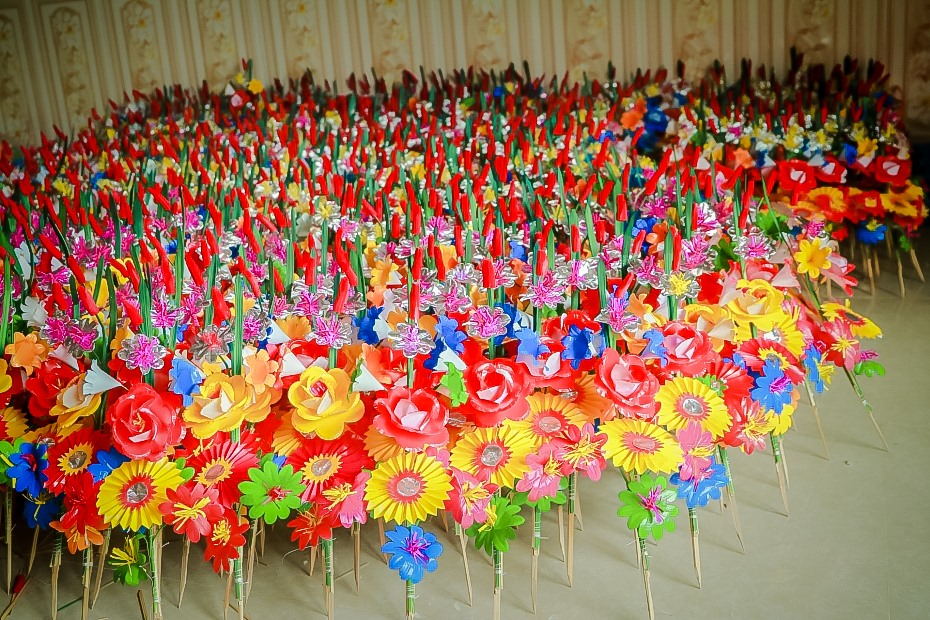 Theo giá thị trường Tết, mỗi cặp hoa giấy có giá từ khoảng 9.000 - 10.000 đồng.