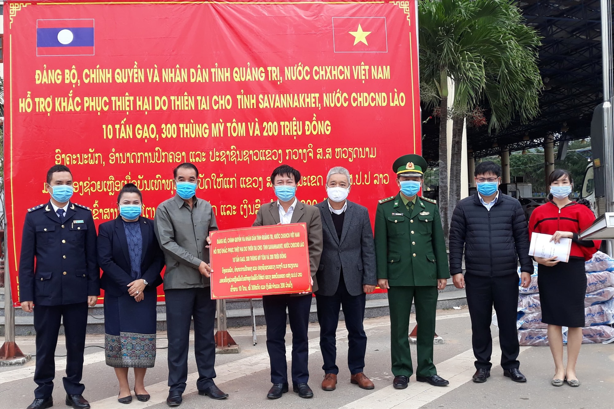 Chủ tịch UBMTTQ Việt Nam tỉnh Đào Mạnh Hùng trao hỗ trợ của tỉnh Quảng Trị cho tỉnh Savannakhet- Ảnh: N.V