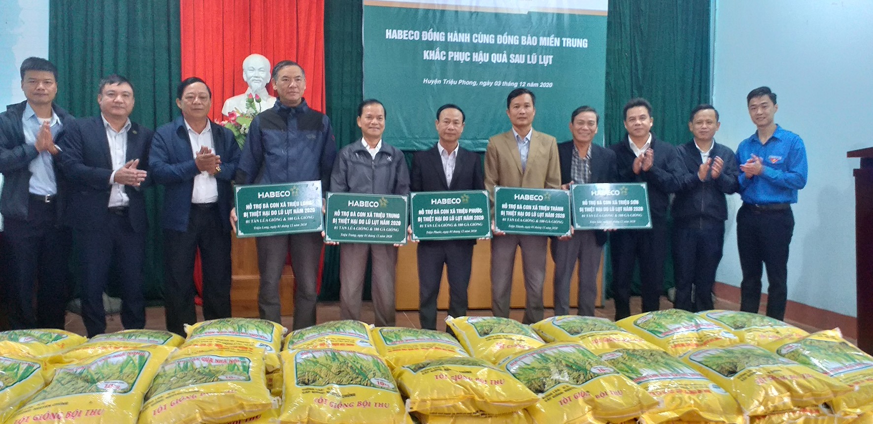 Lãnh đạo huyện Triệu Phong và Habeco trao lúa giống cho người dân -Ảnh: C.T