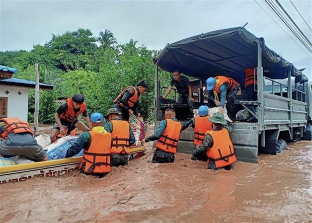 Binh sỹ Thái Lan tham gia công tác cứu hộ tại các ngôi làng bị ảnh hưởng trong trận lũ quét tại tỉnh Loei, miền Bắc Thái Lan. (Ảnh: AFP/TTXVN)