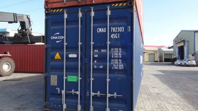 Hai container còn nguyên kẹp chì nhập về Việt Nam. Ảnh: Dân trí.
