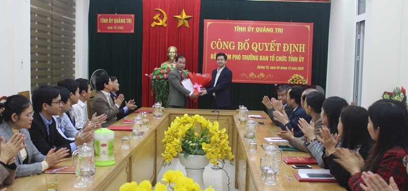 Bí thư Tỉnh ủy Lê Quang Tùng trao Quyết định và chúc mừng tân Phó Trưởng Ban Tổ chức Tỉnh ủy Hồ Ngọc Ánh. Ảnh L.N