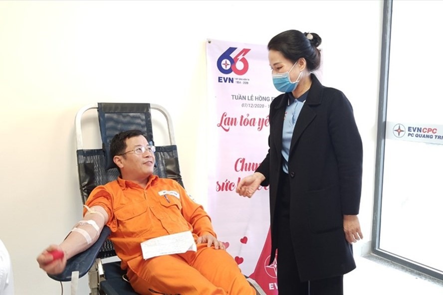 Bà Nguyễn Thị Diệu Thúy - Phó Chủ tịch Công đoàn Công ty Điện lực Quảng Trị động viên công nhân tham gia hiến máu. Ảnh: Minh Thành.