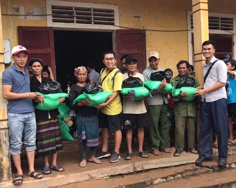 Anh Phạm Công Luật (người đeo kính) cùng các tổ chức từ thiện tặng quà khắc phục hậu quả lũ lụt tại huyện Hướng Hóa -Ảnh: N.L​