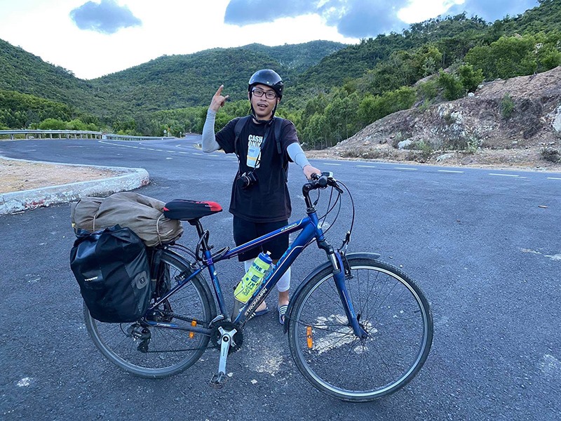 Phạm Công Luật cùng hành trang đơn sơ bắt đầu hành trình đạp xe gom rác xuyên Việt -Ảnh: NVCC​