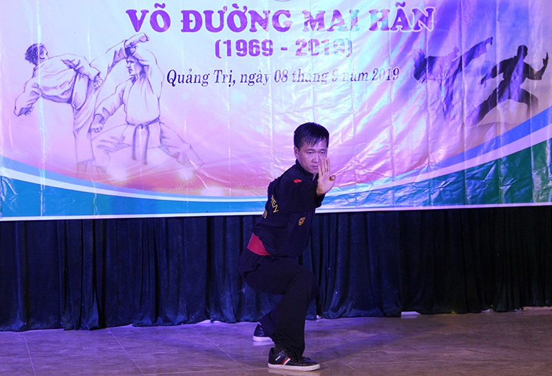 Võ sư Trương Ngọc Phương biểu diễn bài quyền Song long xuất hải của Võ đường Mai Hãn -Ảnh: MĐ​
