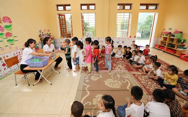 Các em được uống sữa miễn phí liên tiếp trong 3 tháng nhằm tăng cường chế độ dinh dưỡng, hỗ trợ nâng cao sức khỏe và sức đề kháng. (Ảnh: Thanh Tùng/TTXVN)