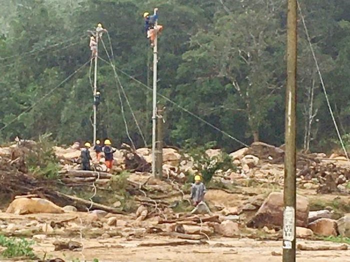 Hình ảnh Điện lực Khe Sanh đang triển khai khắc phục các vị trị cột điện bị ngã đổ do ảnh hưởng của bão số 9 và số 10 để khôi phục lại toàn bộ lưới điện cho hai thôn Cát, thôn Trĩa thuộc xã Hướng Sơn. (Ảnh: Thủy Trần/Vietnam+)