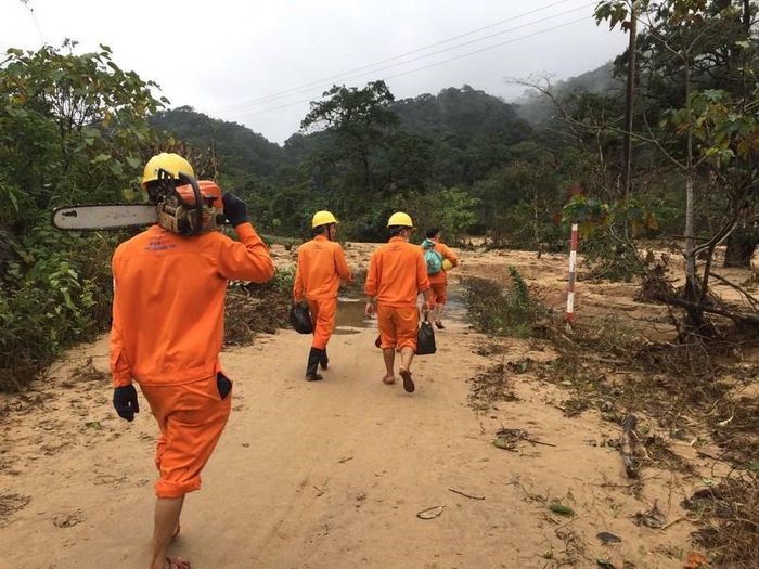 Sáng 4/12 Điện lực Khe Sanh đã huy động 30 nhân lực vào trong 2 thôn Cát, Trĩa để giải quyết gấp rút nguồn điện cho đồng bào. (Ảnh: Thủy Trần/Vietnam+)