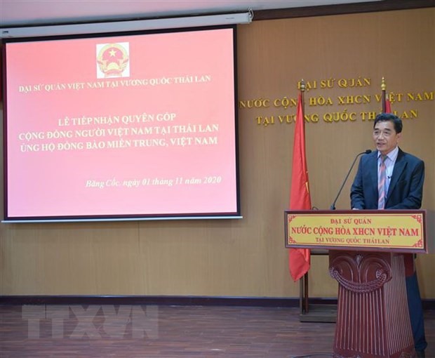 Chủ tịch Tổng Hội người Việt Nam toàn Thái Lan Trịnh Cao Sơn phát biểu tại Lễ tiếp nhận quyên góp của kiều bào tại Thái Lan ủng hộ đồng bào miền Trung. (Ảnh: Ngọc Quang/TTXVN)