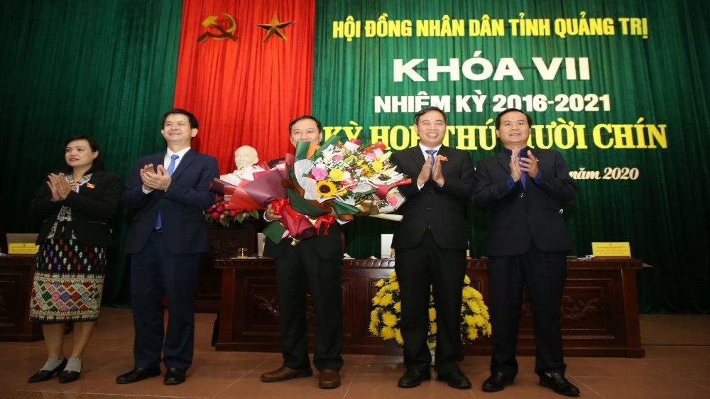 Lãnh đạo tỉnh Quảng Trị tặng hoa chúc mừng ông Lê Quang Chiến