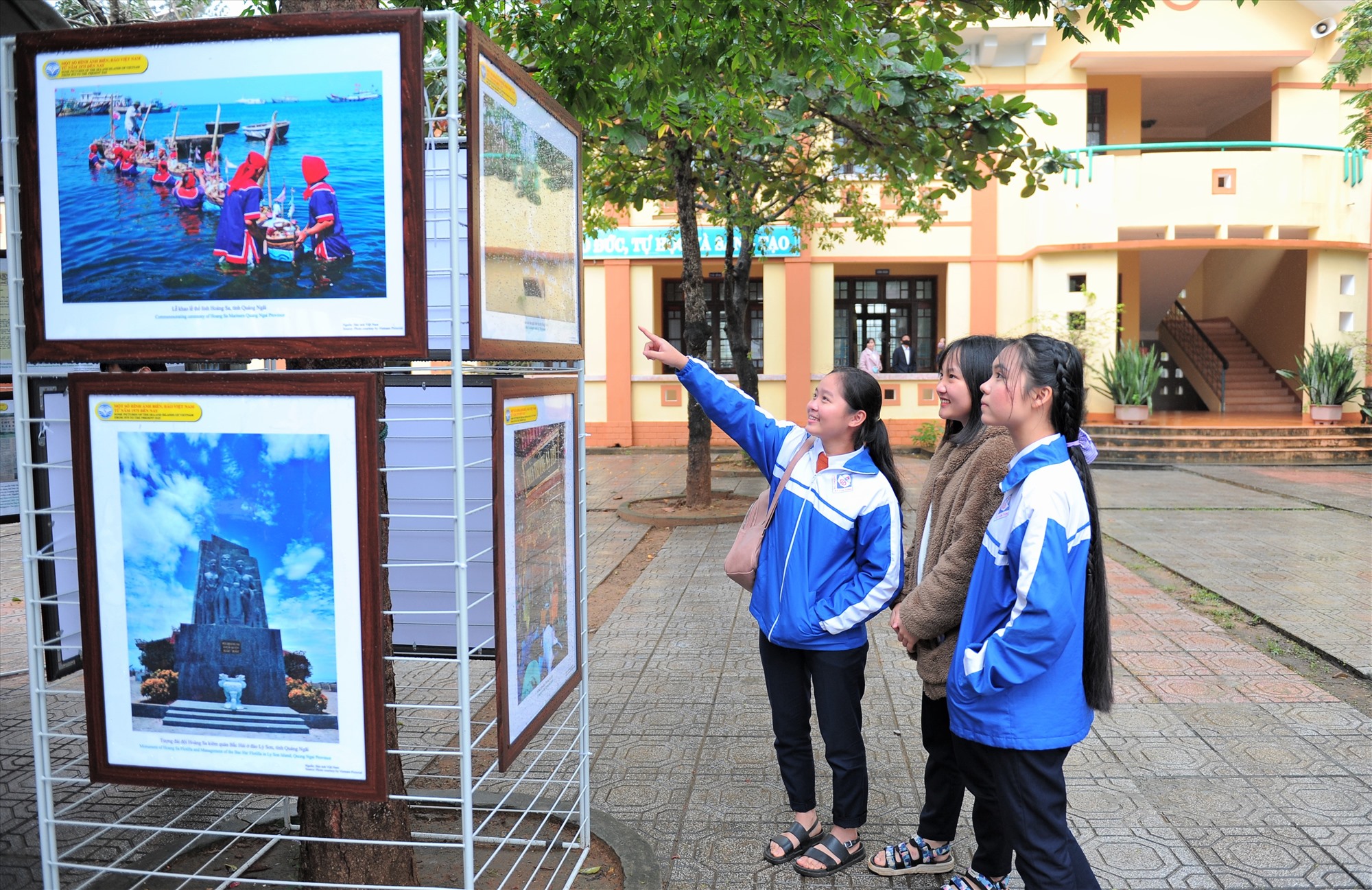 Học sinh Trường THPT Cửa Tùng tham quan triển lãm - Ảnh:  Trần Tuyền