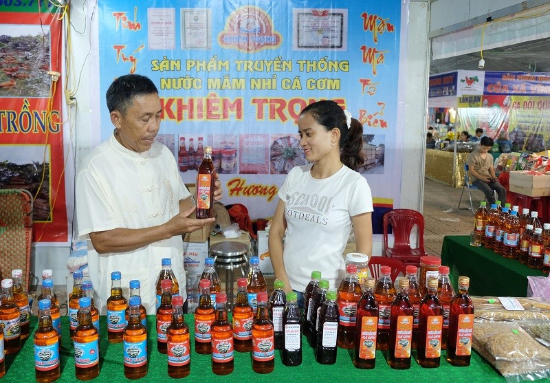 Cơ sở chế biến nước mắm Khiêm Trọng tham gia Hội chợ Thương mại và hàng nông sản Vĩnh Linh năm 2020.