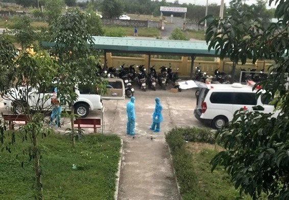 Phương tiện vận chuyển 2 người trở về từ vùng dịch đến nơi cách ly. Ảnh: PV