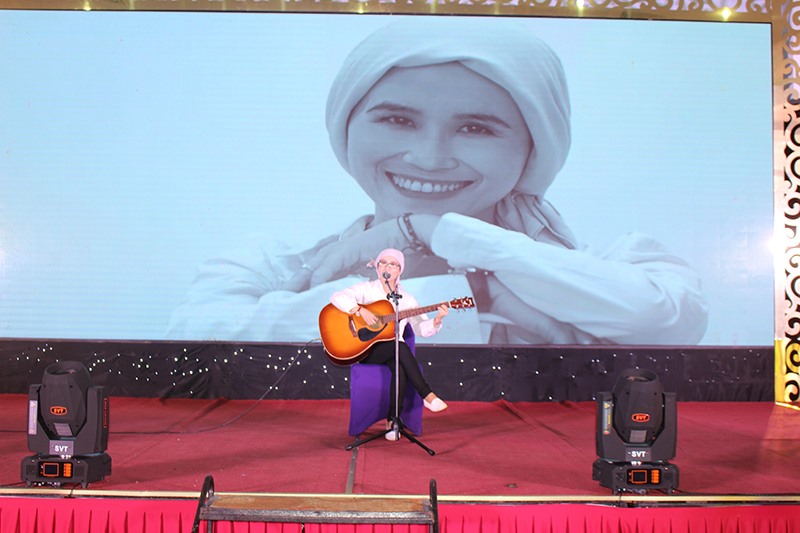 Chị Hương hát tại đêm nhạc gây quỹ cho bệnh nhân ung thư. Ảnh: Thanh Trúc (Báo Quảng Trị).
