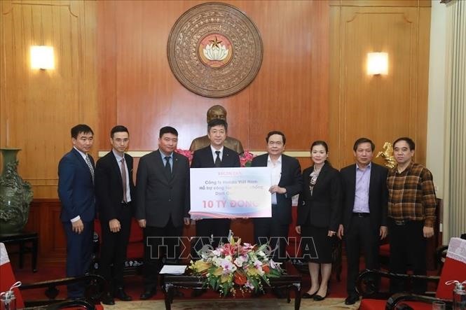 Chủ tịch Ủy ban Trung ương MTTQ Việt Nam Trần Thanh Mẫn tiếp nhận ủng hộ của Công ty Honda Việt Nam cùng chung tay phòng, chống dịch COVID-19. Ảnh: TTXVN phát