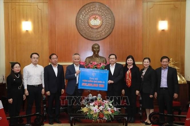 Chủ tịch Ủy ban Trung ương MTTQ Việt Nam Trần Thanh Mẫn tiếp nhận ủng hộ của Bộ Công Thương. Ảnh: TTXVN phát