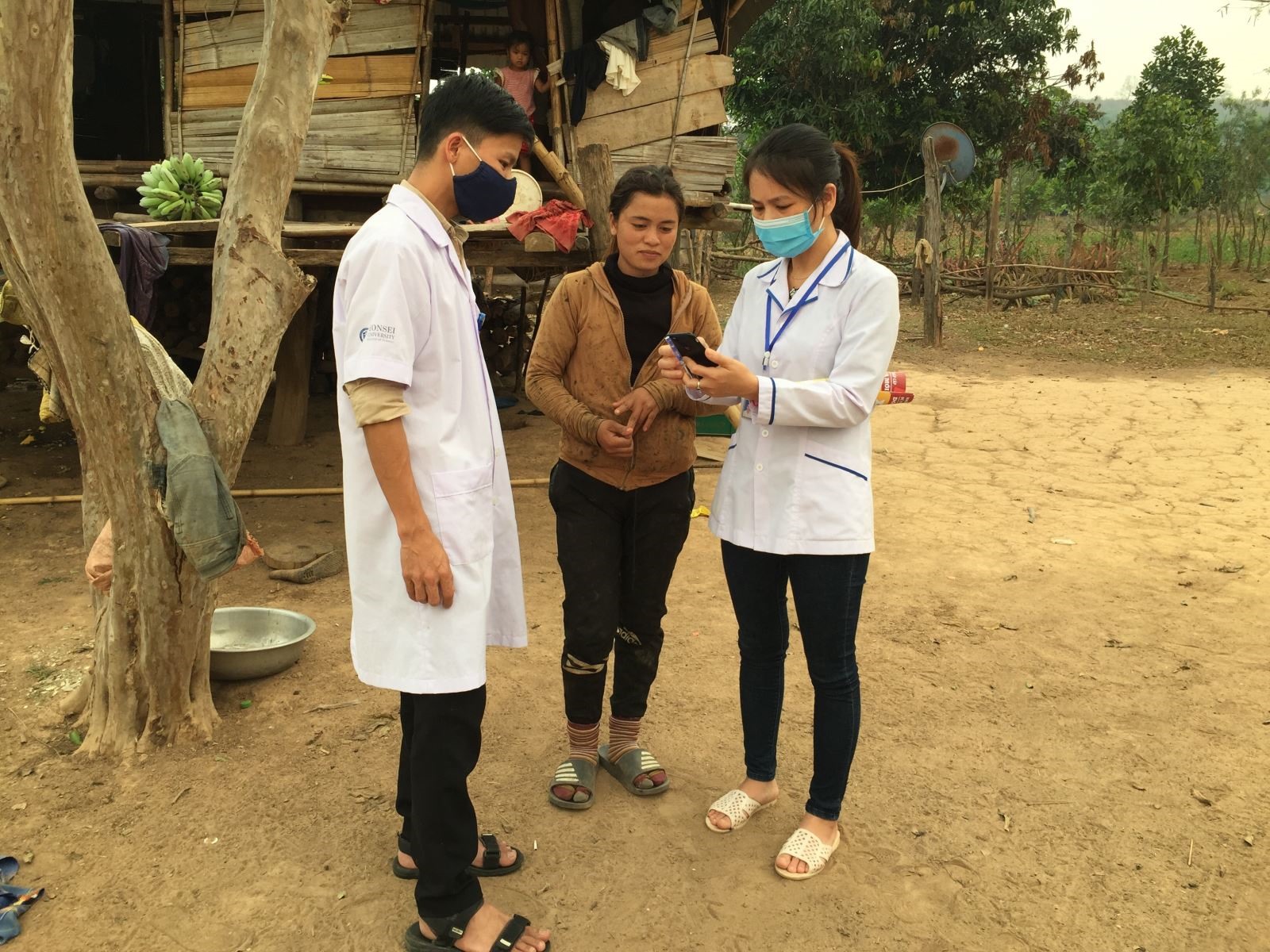 Cán bộ y tế xã Thuận hướng dẫn người dân khai báo y tế tại nhà