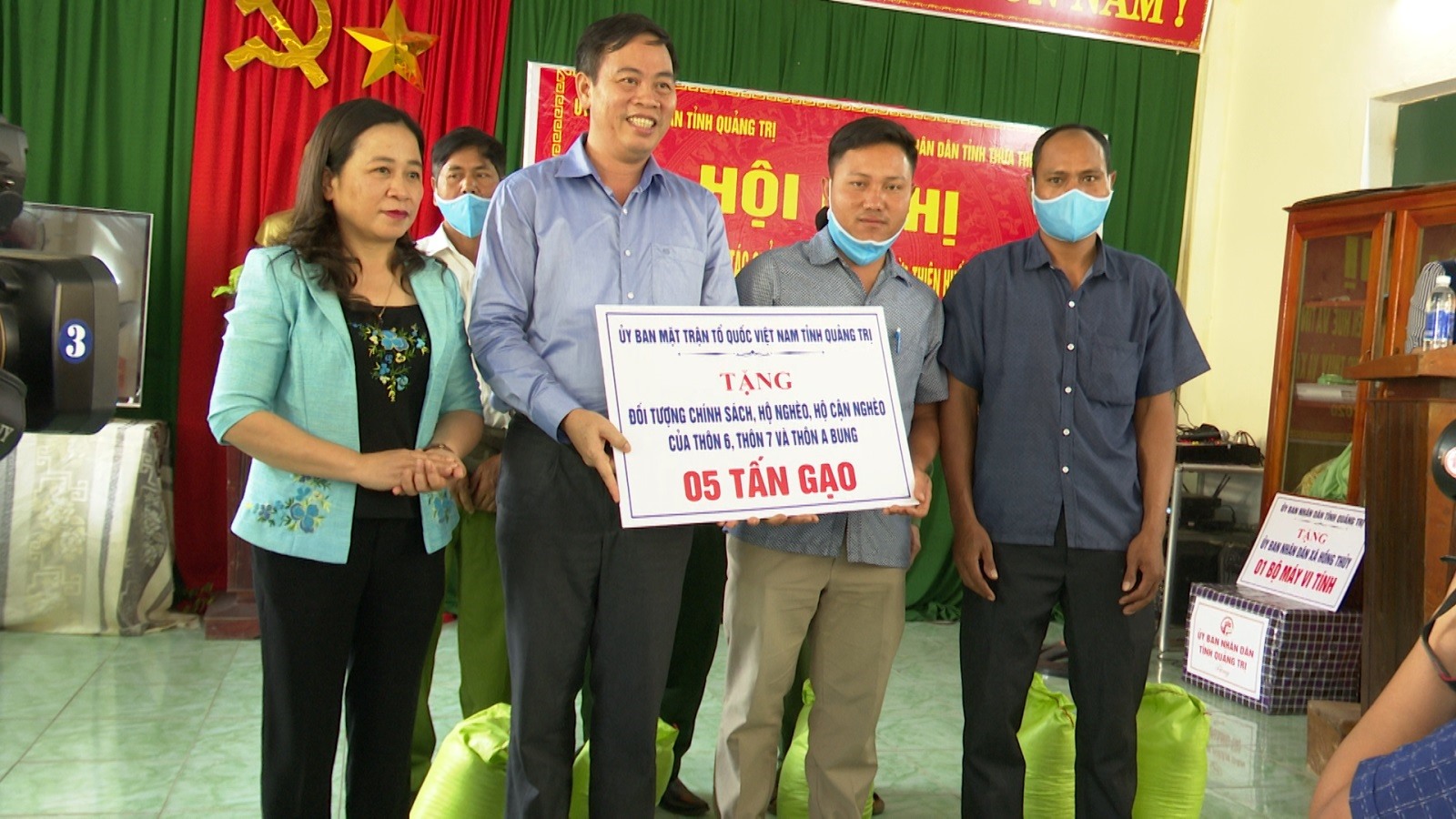 UBMTTQ Việt Nam tỉnh Quảng Trị trao tặng 5 tấn gạo cho nhân dân hai thôn Pire 1 (thôn 6), Pire 2 (thôn 7) xã Hồng Thủy, huyện A Lưới cũ, nay là xã A Bung, huyện Đakrông, Quảng Trị