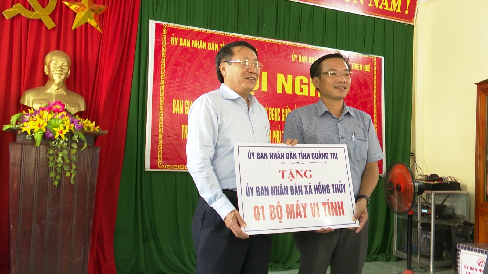 Phó Chủ tịch Thường trực UBND tỉnh Hà Sỹ Đồng trao tặng 1 bộ máy vi tính cho UBND xã Hồng Thủy, huyện A Lưới, Thừa Thiên Huế